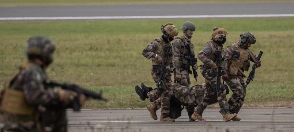 França reage a sobrevoo de cinco drones sobre base de submarinos nucleares 2 ocrente 1764973155