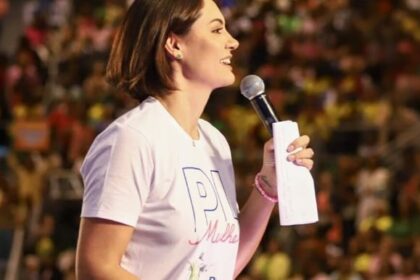 Michelle Bolsonaro endossa pré-campanha de Flávio ao Planalto e ameniza atrito familiar 4 ocrente 1764977693