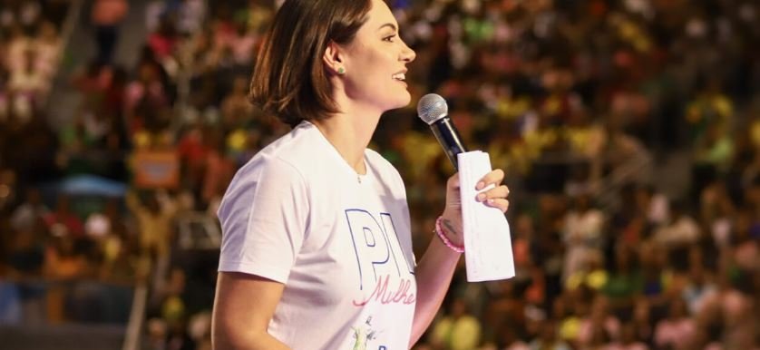 Michelle Bolsonaro endossa pré-campanha de Flávio ao Planalto e ameniza atrito familiar 2 ocrente 1764977693