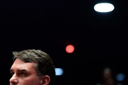 Flávio Bolsonaro adota tom mais duro contra STF e assume pré-candidatura ao Planalto 18 ocrente 1765003049