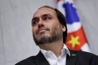 Carlos Bolsonaro se emociona em homenagem na Alesp e reclama de “desumanidade” contra o pai 12 ocrente 1765021807