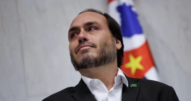 Carlos Bolsonaro se emociona em homenagem na Alesp e reclama de “desumanidade” contra o pai 2 ocrente 1765021807