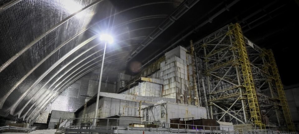 Escudo de aço de Chernobyl perde função de conter radiação após ataque de drone, alerta AIEA 2 ocrente 1765032570