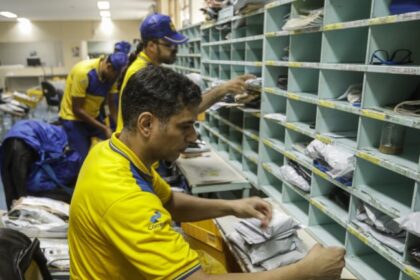 Correios projetam desligar 15 mil empregados e suspendem vale-natal diante de rombo bilionário 14 ocrente 1765053275