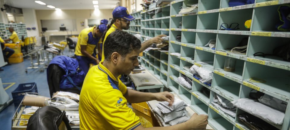 Correios projetam desligar 15 mil empregados e suspendem vale-natal diante de rombo bilionário 2 ocrente 1765053275