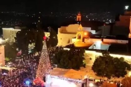Belém volta a iluminar árvore de 20 m após dois anos de guerra em Gaza 10 ocrente 1765137041