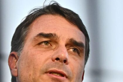 Flávio Bolsonaro lança pré-candidatura à Presidência e condiciona possível retirada a “preço” ainda não revelado 18 ocrente 1765139842