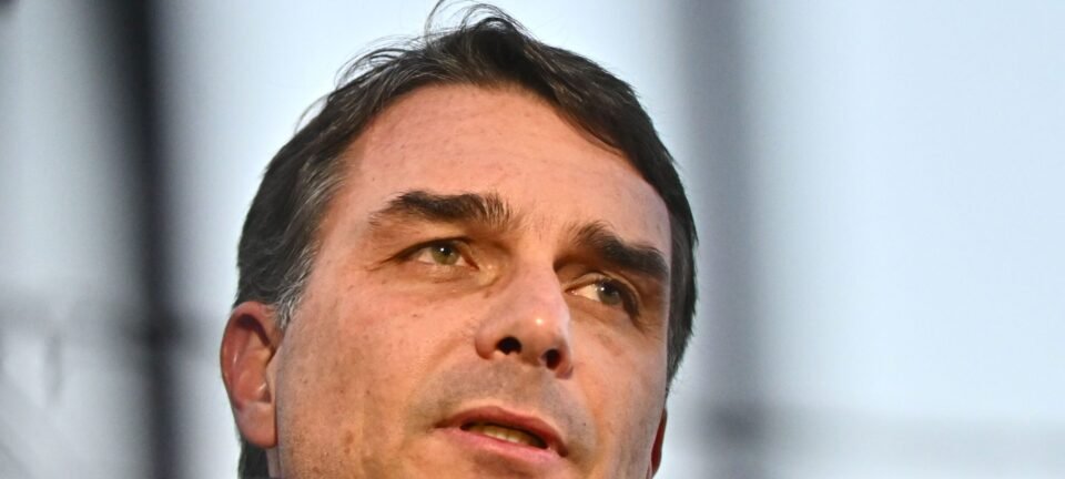 Flávio Bolsonaro lança pré-candidatura à Presidência e condiciona possível retirada a “preço” ainda não revelado 2 ocrente 1765139842