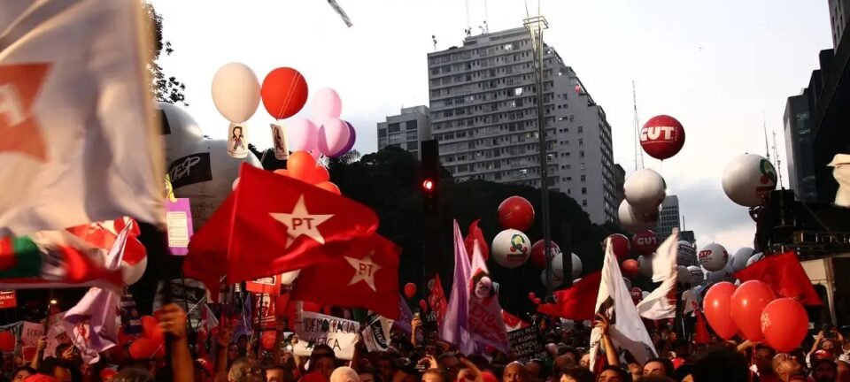 PT avalia convocar atos em 8 de janeiro após pré-lançamento de Flávio Bolsonaro 2 ocrente 1765196400