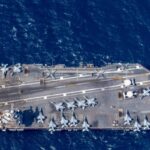 Caças F/A-18 dos EUA voam sobre área próxima ao litoral venezuelano 4 ocrente 1765198238