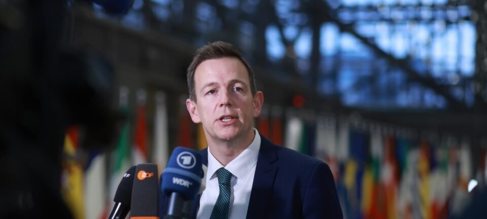 União Europeia libera centros de retorno em países terceiros e cria fundo anual para nações mais pressionadas pela migração 2 ocrente 1765249531