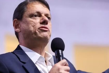 Tarcísio reforça lealdade a Bolsonaro e diz que Flávio “pode contar” com seu apoio 8 ocrente 1765272005