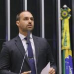 Justiça convoca Eduardo Bolsonaro a se manifestar sobre medalha concedida pelo pai em 2020 5 ocrente 1765294480