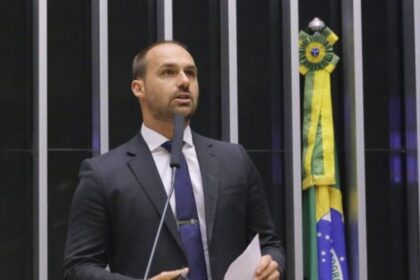 Justiça convoca Eduardo Bolsonaro a se manifestar sobre medalha concedida pelo pai em 2020 20 ocrente 1765294480