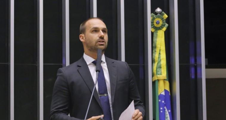 Justiça convoca Eduardo Bolsonaro a se manifestar sobre medalha concedida pelo pai em 2020 2 ocrente 1765294480