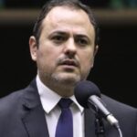 Glauber Braga é retirado à força da Mesa Diretora após protesto na Câmara 5 ocrente 1765316293