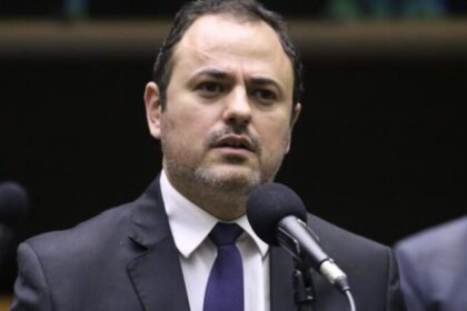 Glauber Braga é retirado à força da Mesa Diretora após protesto na Câmara 8 ocrente 1765316293