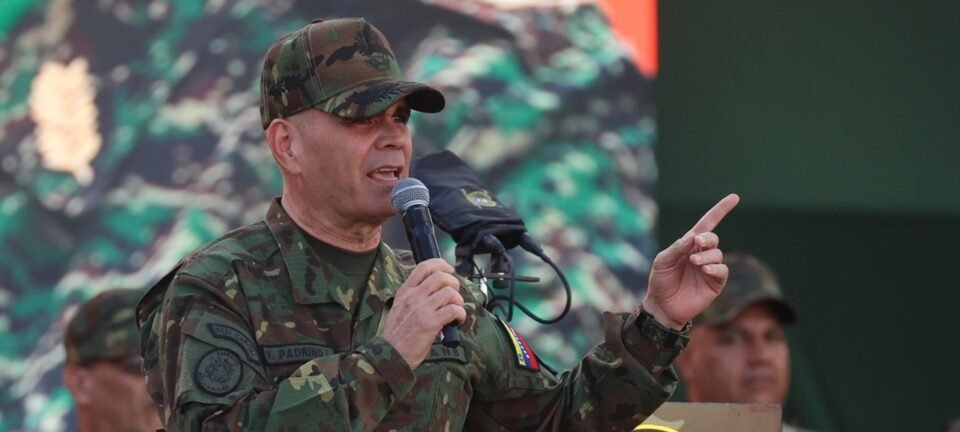 Ministro da Defesa venezuelano diz que país responderá aos EUA “com armas” 2 ocrente 1765326020