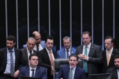Câmara aprova projeto que corta tempo de prisão de Bolsonaro e réus do 8 de Janeiro 2 ocrente 1765348874