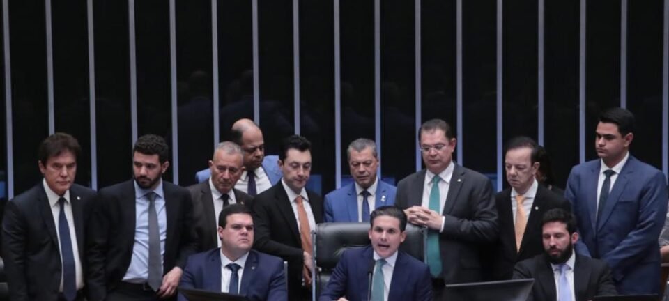 Câmara aprova projeto que pode cortar drasticamente pena de Bolsonaro e de réus do 8 de janeiro 2 ocrente 1765352320