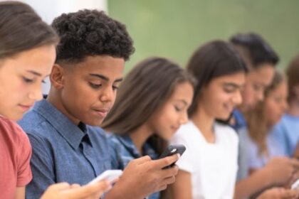 Austrália veta acesso de menores de 16 anos às redes sociais e impõe multas milionárias 20 ocrente 1765377341