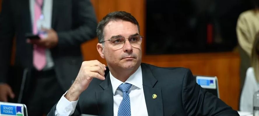 Flávio Bolsonaro confirma Jair Bolsonaro e Nikolas Ferreira em eventual ministério se vencer em 2026 2 ocrente 1765379058