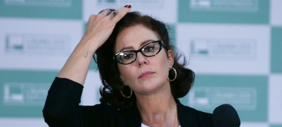 Câmara barra cassação e mantém mandato de Carla Zambelli 2 ocrente 1765427674