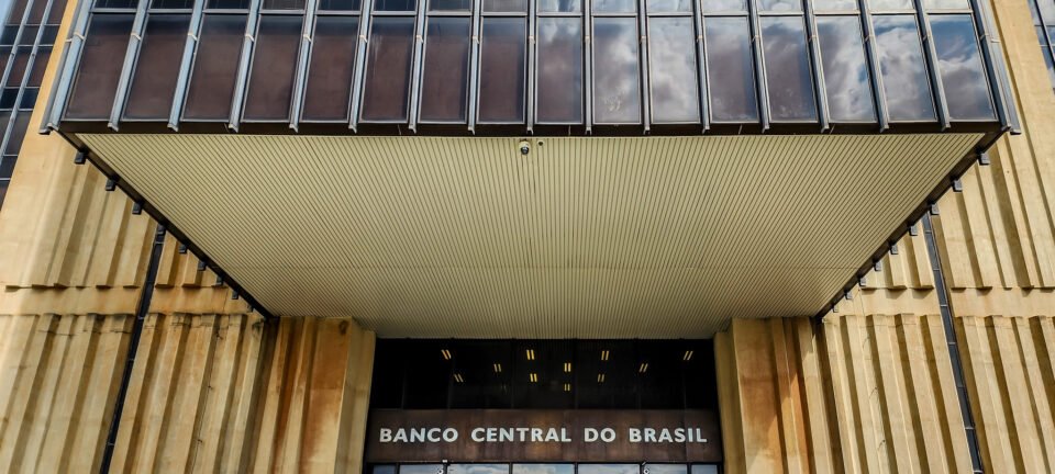 Selic estaciona em 15% e mínimo de 2026 sobe 6,79%; veja os principais movimentos na economia 2 ocrente 1765430364
