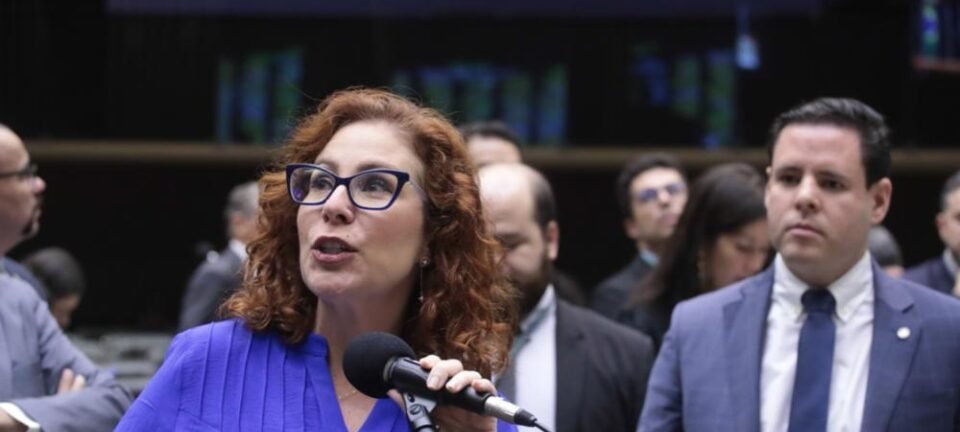 Moraes invalida voto da Câmara e ordena perda do mandato de Carla Zambelli, acirrando embate com o Congresso 2 ocrente 1765550354
