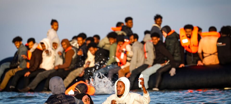 Reino Unido completa 28 dias sem novos desembarques de migrantes em botes, maior pausa desde 2018 2 ocrente 1765640953