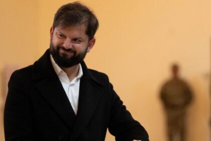 Na eleição que definirá seu sucessor, Boric vai às urnas e conclama chilenos a proteger a democracia 4 ocrente 1765741916