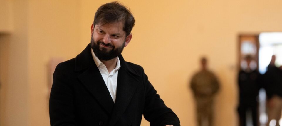 Na eleição que definirá seu sucessor, Boric vai às urnas e conclama chilenos a proteger a democracia 2 ocrente 1765741916