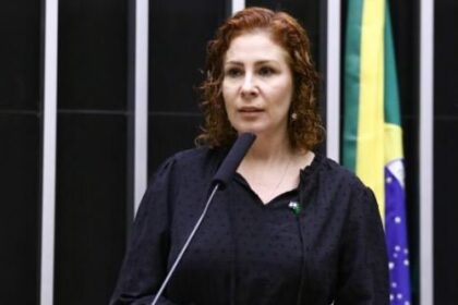 Carla Zambelli entrega mandato na Câmara; suplente Adilson Barroso é convocado 2 ocrente 1765742878