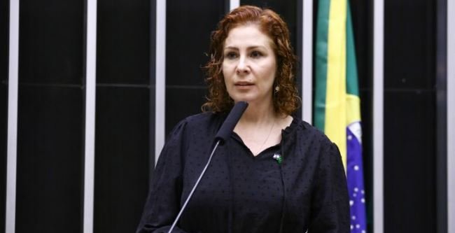 Carla Zambelli entrega mandato na Câmara; suplente Adilson Barroso é convocado 2 ocrente 1765742878