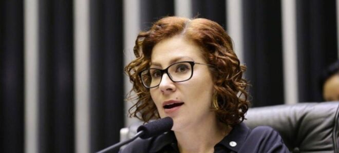 Carla Zambelli entrega mandato após decisão do STF e mantém disputa na Itália 2 ocrente 1765743678