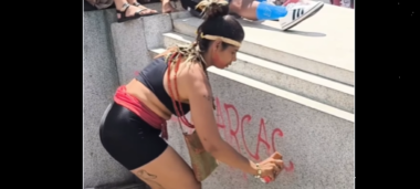 Manifestante é presa após pichar monumento histórico durante ato anti-anistia em Belo Horizonte 2 ocrente 1765751675