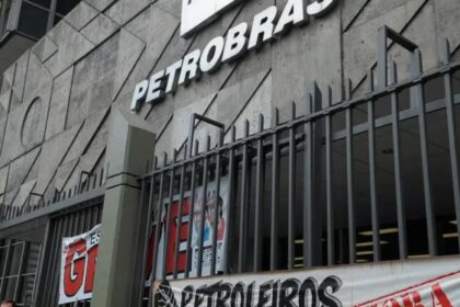Greve indefinida na Petrobras reúne 25 mil empregados e questiona reajuste de 0,5% 20 ocrente 1765813996