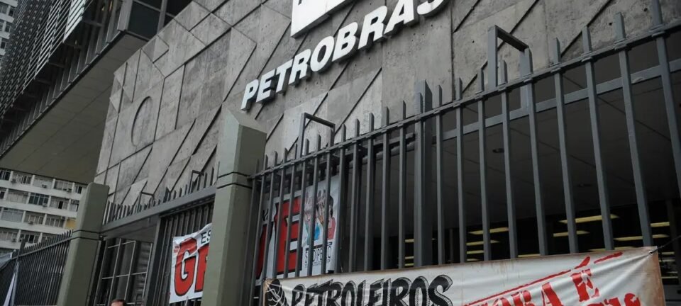 Greve indefinida na Petrobras reúne 25 mil empregados e questiona reajuste de 0,5% 2 ocrente 1765813996