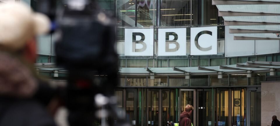 Trump move ação contra BBC e cobra US$ 5 bilhões por edição de fala 2 ocrente 1765850028