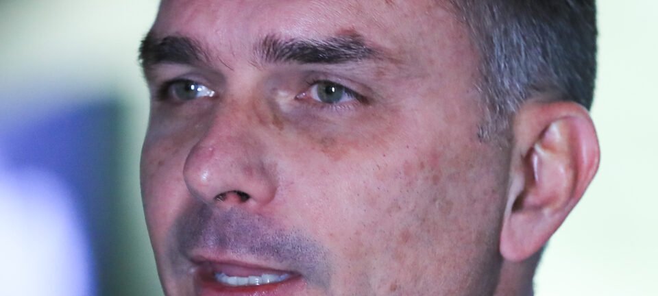Flávio Bolsonaro confirma ida ao programa do Ratinho após polêmica com SBT 2 ocrente 1765872282