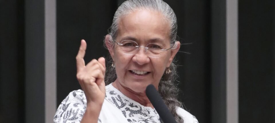 Após 18 anos, Heloísa Helena reassume mandato e promete confronto com Lula 2 ocrente 1765919996
