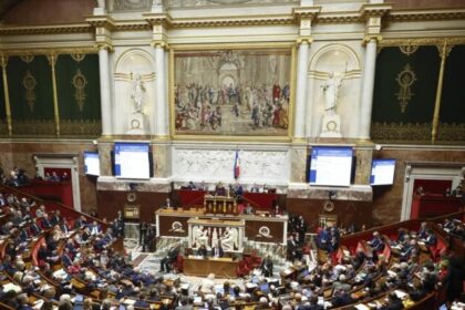 Assembleia Nacional interrompe aplicação da reforma da Previdência de Macron 16 ocrente 1765926357
