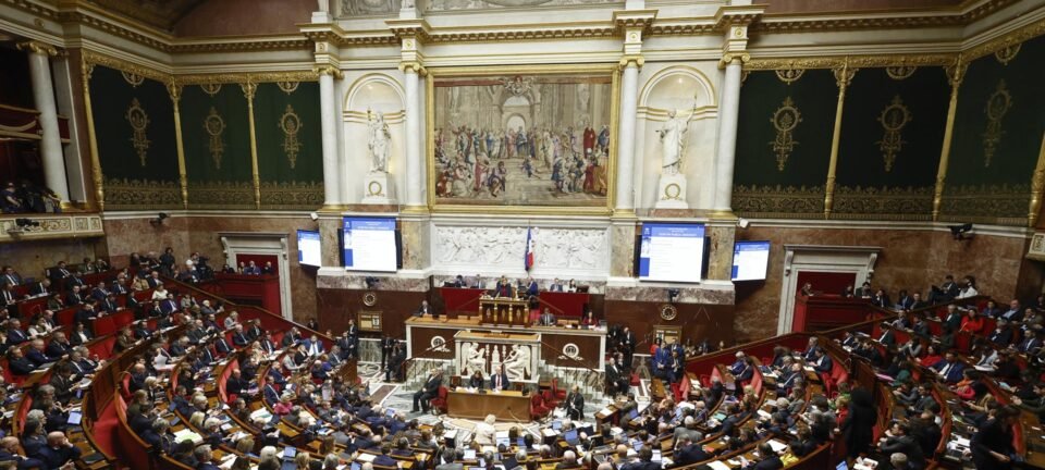 Assembleia Nacional interrompe aplicação da reforma da Previdência de Macron 2 ocrente 1765926357
