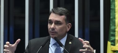 Flávio Bolsonaro sai em defesa de Tarcísio e critica rotulagem de “inimigo” 2 ocrente 1765981204