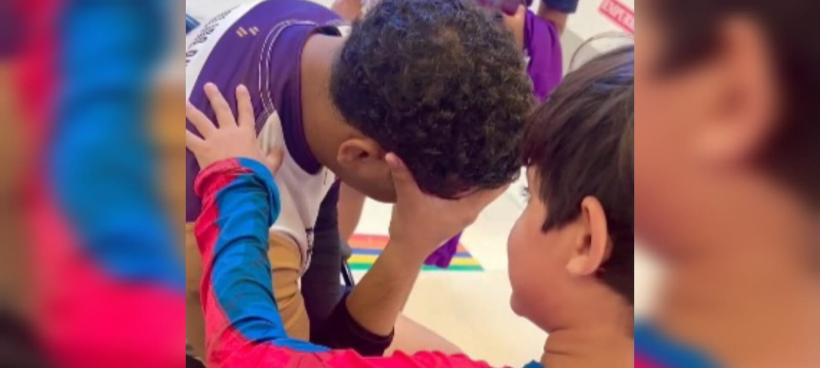 Menino de 8 anos emociona hospital ao orar por paciente em cadeira de rodas 2 ocrente 1766014498