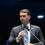 Flávio Bolsonaro se diz “versão moderada” do pai e busca apoio empresarial para 2026 5 ocrente 1766066752