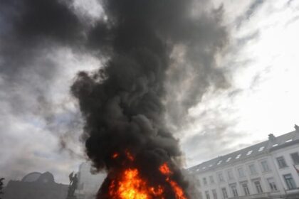Tratores fecham Bruxelas em protesto de agricultores contra acordo UE-Mercosul 4 ocrente 1766073071