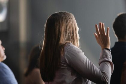 Fiel considerada terminal caminha até igreja após oração coletiva nos EUA 2 ocrente 1766104520