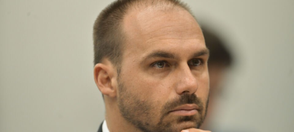 Após perder mandato, Eduardo Bolsonaro afirma que “história não acabou” 2 ocrente 1766105447