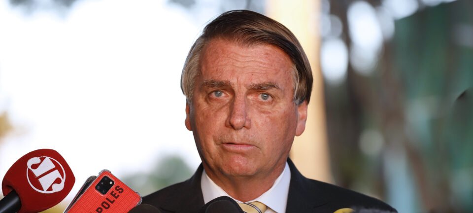 Moraes libera Bolsonaro para cirurgia, mas mantém ex-presidente na prisão 2 ocrente 1766189105